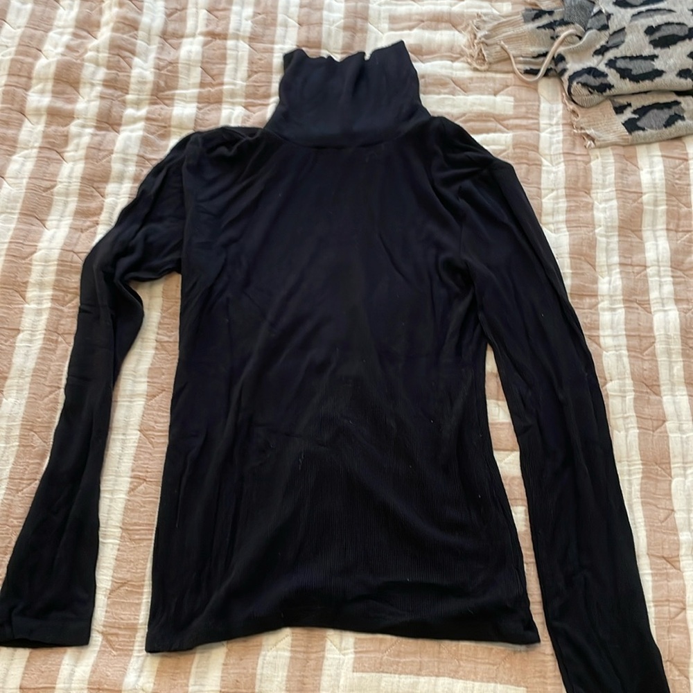Medium sanctuary ribbed black fitted turtle neck.